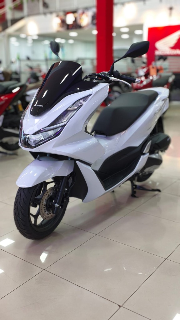 Honda PCX Branca Showroom - Vista Frontal