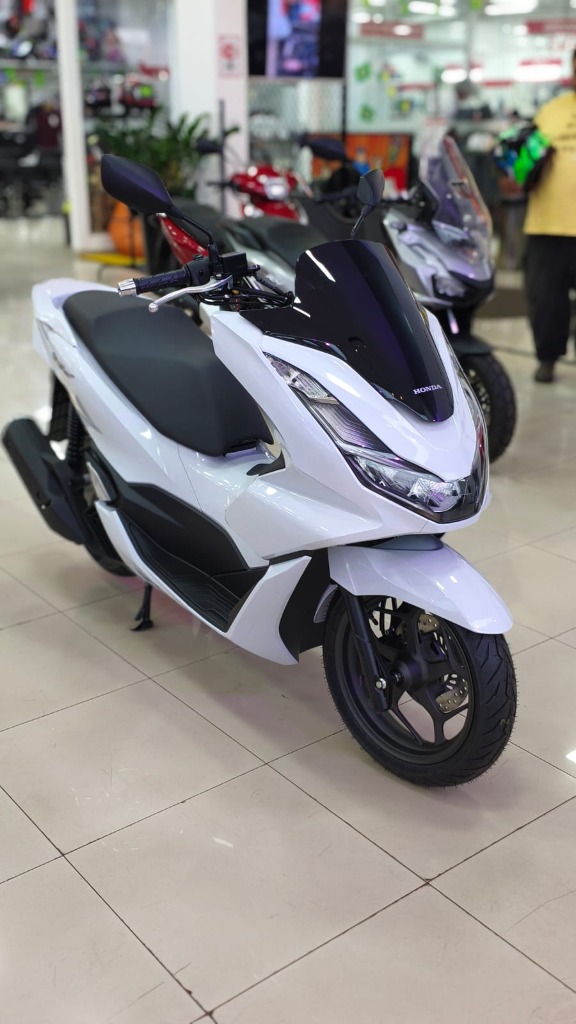 Honda PCX Branca Showroom - Vista Lateral